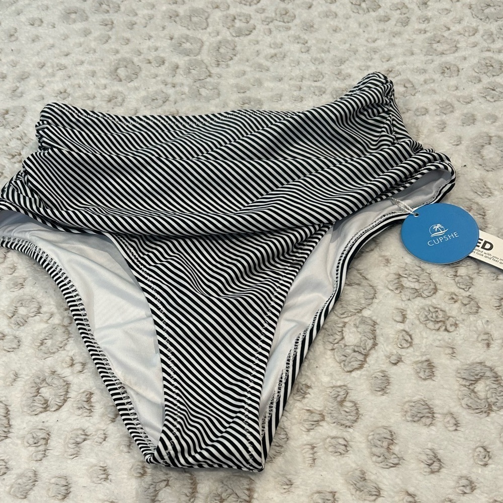 NWT 
Women’s Cupshe Bikini Bottom Size Small